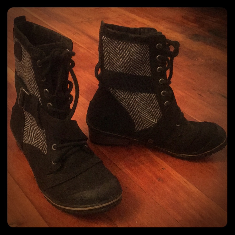 Sorrel slimboot waterproof lace up boot. Size 8
